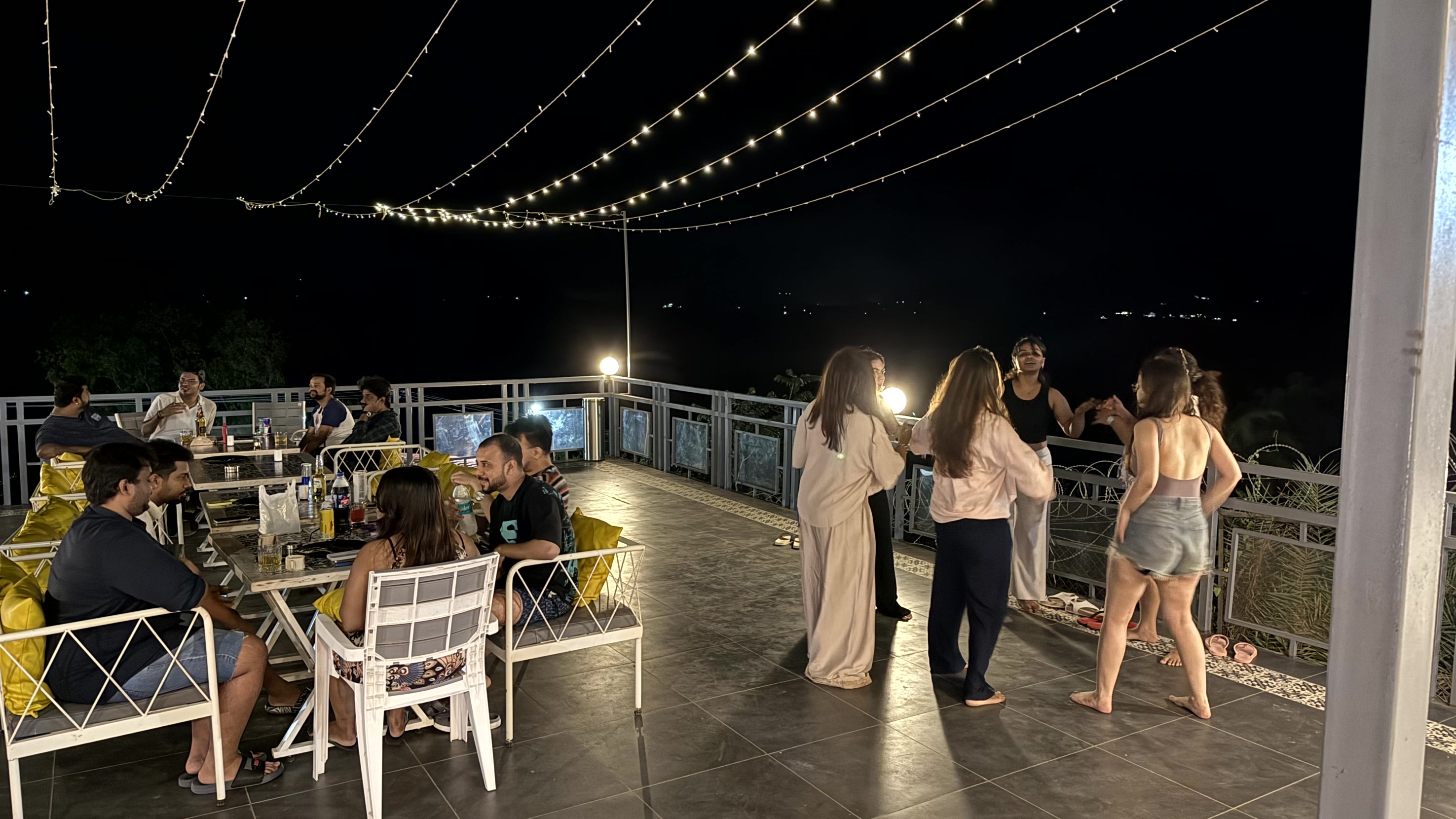 Evening atmosphere at Lemon Leaf Resort